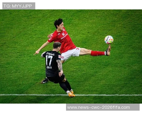 某足球运动员在离球门6米处的精彩进攻瞬间引发全场欢呼 某足球运动员在离球门6米处的精彩进攻瞬间引发全场欢呼