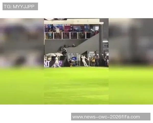 足球场上的风景线美女们如何在绿茵场上绽放魅力与自信